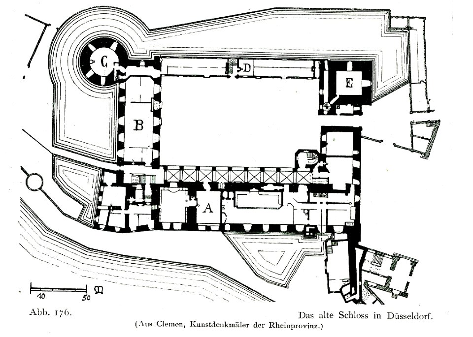 Altes Schloss in Düsseldorf, Grundriss. Flügel A ist der älteste Teil. Flügel B mit Rundturm C im 13. Jh. hinzugefügt. Flügel D mit viereckigem Südostturm E aus dem 15. Jh