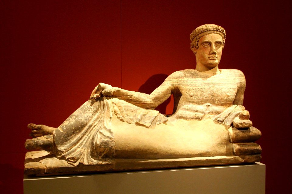 Altes Museum - Aschenurne, Gelagerter junger Mann