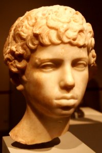Altes Museum - Knaben mit Lockenkopf