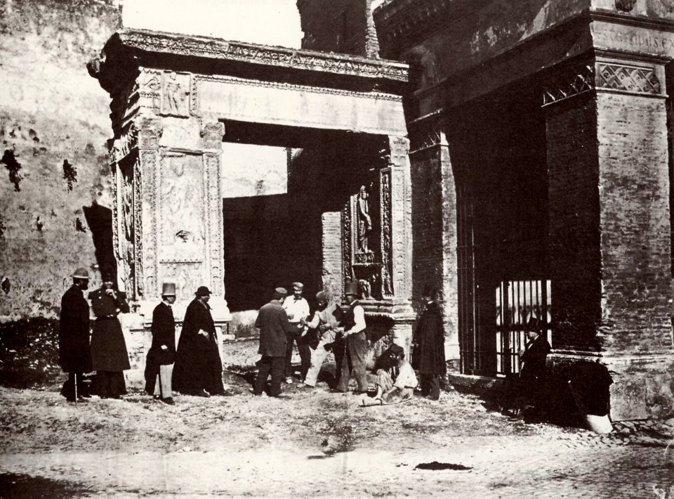Altobelli und Molins - Morraspieler vor dem Arco degli Argentari (Zeno Fotografie)
