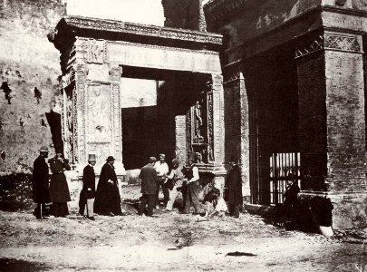 Altobelli und Molins - Morraspieler vor dem Arco degli Argentari (Zeno Fotografie)