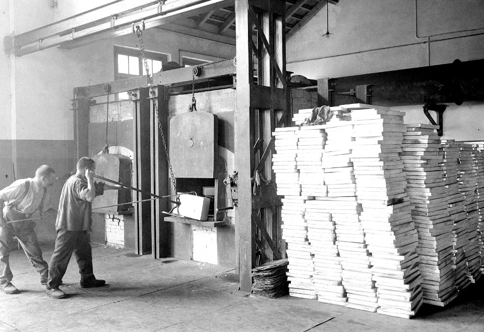 Aluminiumblöcke werden im Glühofen vorgewärmt - CH-BAR - 3241300