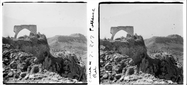 Altre vista de l'arc i les ruïnes del castell del Rei de Pollença