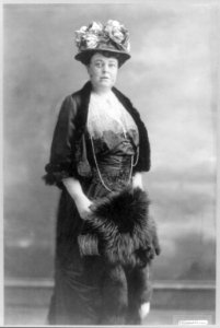 Alva E. Belmont, three quarter length portrait LCCN2017647280