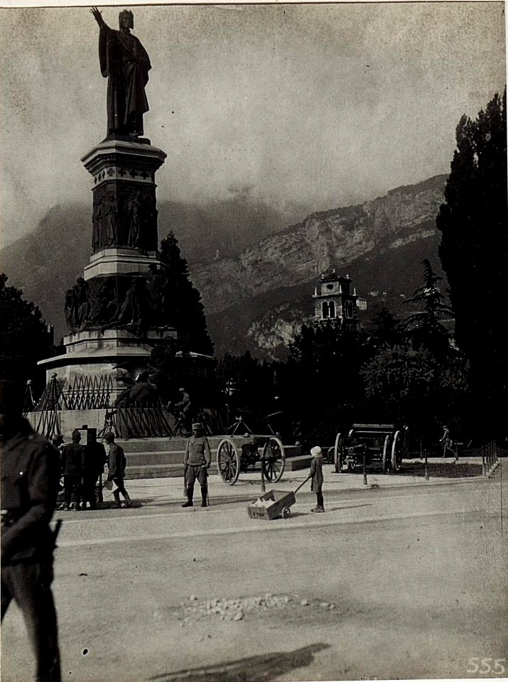 Am 20. Mai 1916 erbeutete italienische Geschütze vor dem Dante Denkmal in Trient. (BildID 15580932)