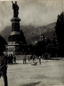 Am 20. Mai 1916 erbeutete italienische Geschütze vor dem Dante Denkmal in Trient. (BildID 15580932)