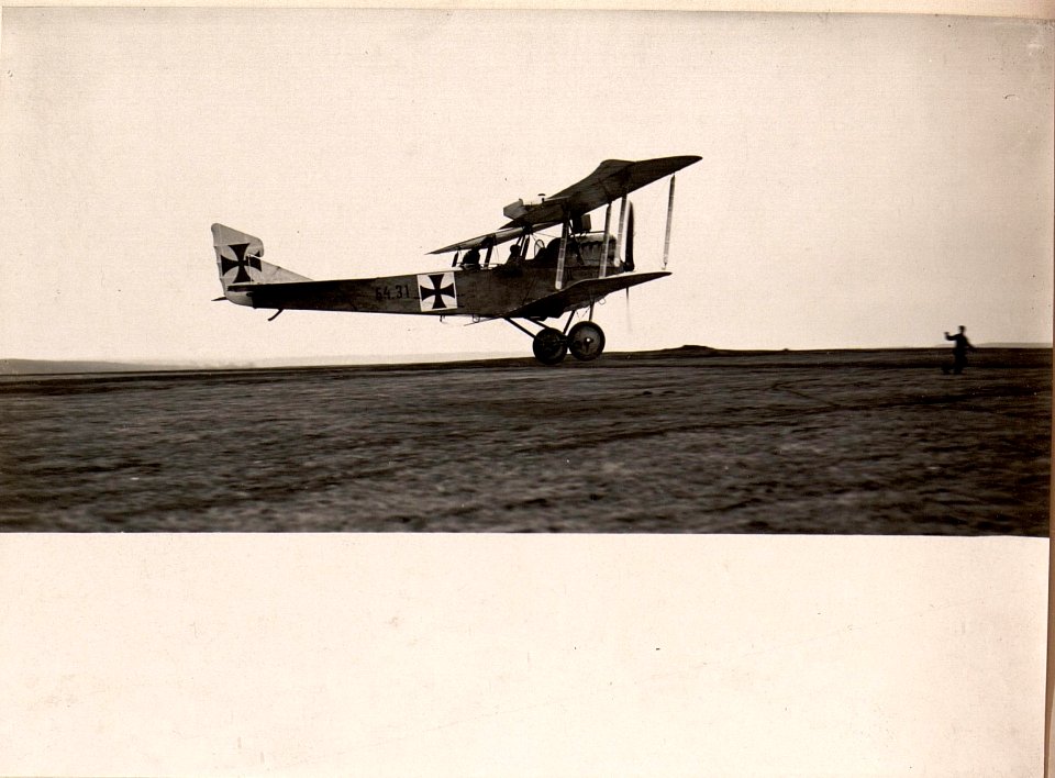 Am Flugplatz Aufstieg des Apparates in Kragla (BildID 15530060)