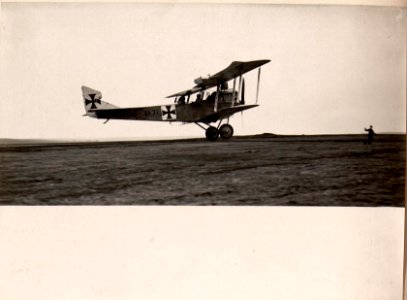 Am Flugplatz Aufstieg des Apparates in Kragla (BildID 15530060)