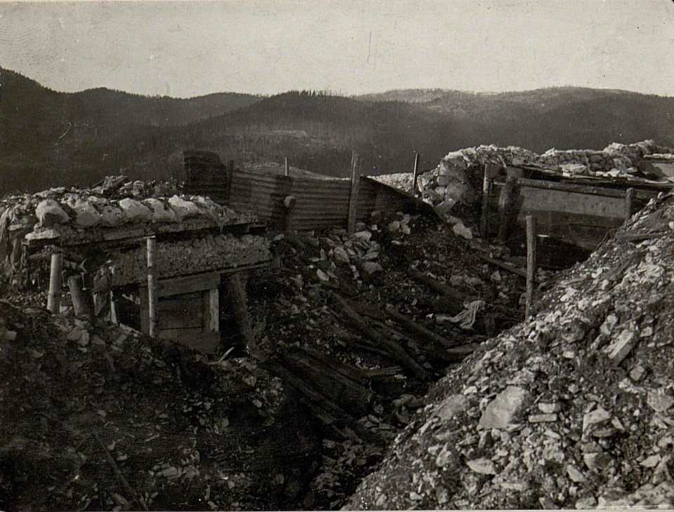 Am 10.9.1917 genommene italienische Stellung auf Mt.Katze. Im Hintergrund Monte Zebio. (BildID 15635681)