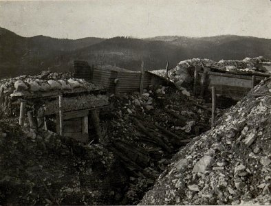 Am 10.9.1917 genommene italienische Stellung auf Mt.Katze. Im Hintergrund Monte Zebio. (BildID 15635681)