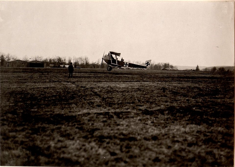 Am Flugplatz Landung des Apparates in Kragla (BildID 15530074)