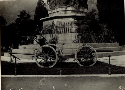 Am 20. Mai 1916 erbeutete italienische Geschütze vor dem Dante Denkmal in Trient. (BildID 15580925)