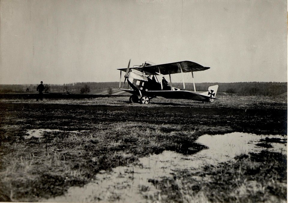 Am Flugplatz Landung des Apparates in Kragla (BildID 15530088)