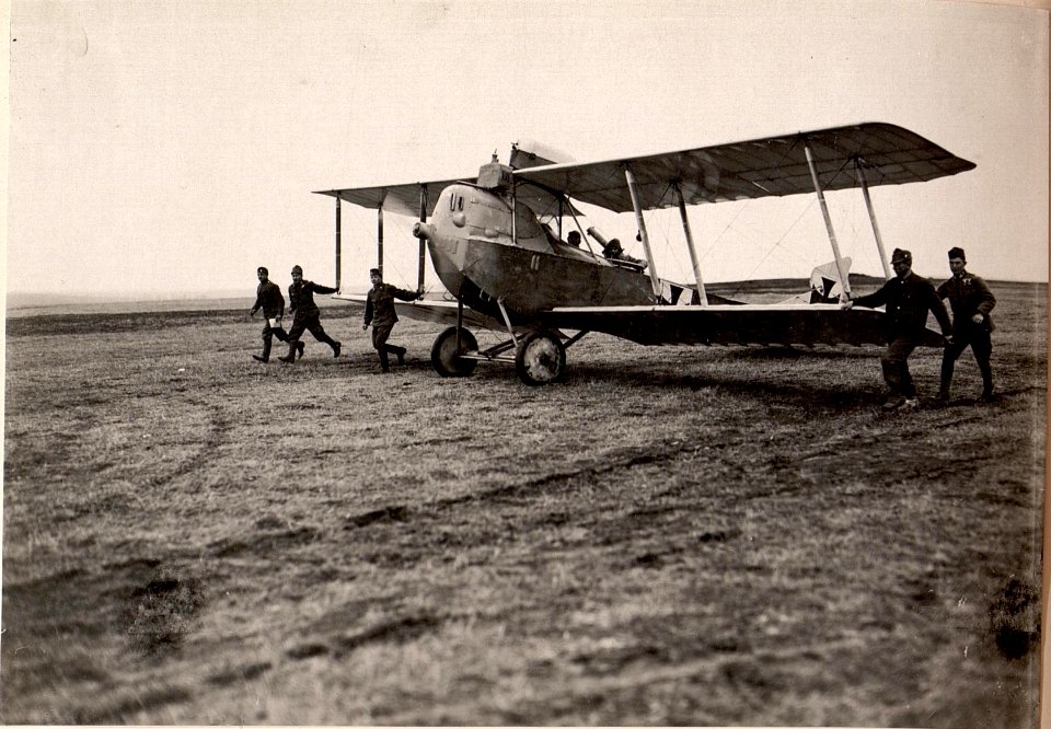 Am Flugplatz Landung des Apparates in Kragla (BildID 15530102)