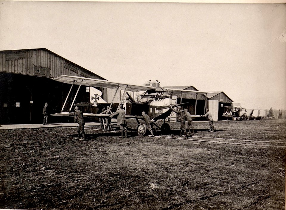Am Flugplatz Landung des Apparates in Kragla (BildID 15530116)