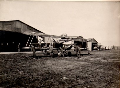 Am Flugplatz Landung des Apparates in Kragla (BildID 15530116)