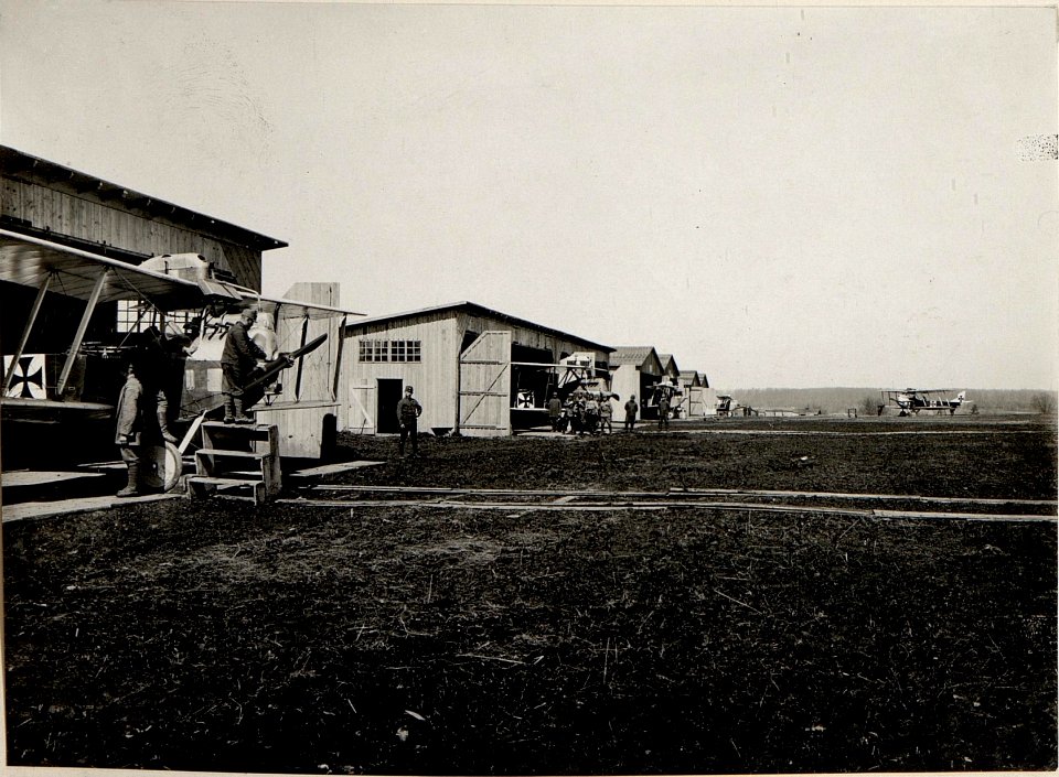 Am Flugplatz, Reinigung des Apparates in Kragla (BildID 15530053)