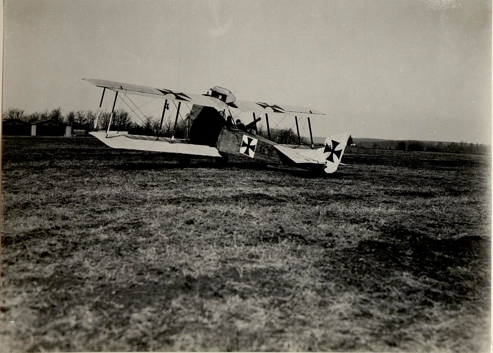 Am Flugplatz Landung des Apparates in Kragla (BildID 15530081)