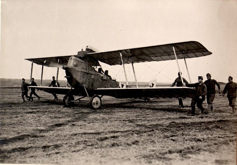 Am Flugplatz Landung des Apparates in Kragla (BildID 15530109)