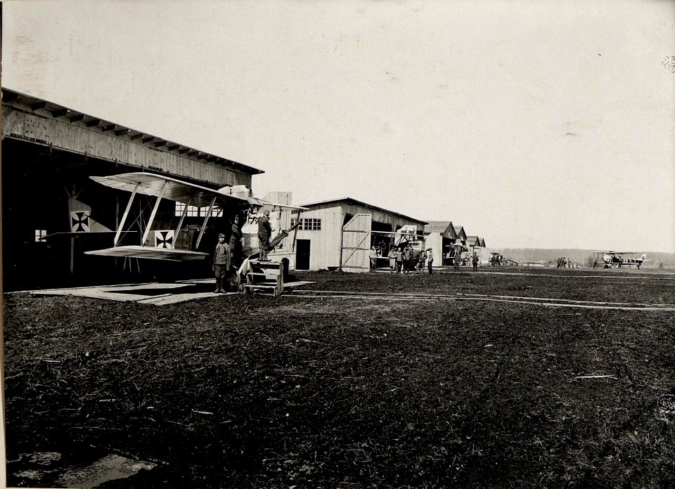 Am Flugplatz, Fliegerkomp. 9. Kragla (BildID 15530046)