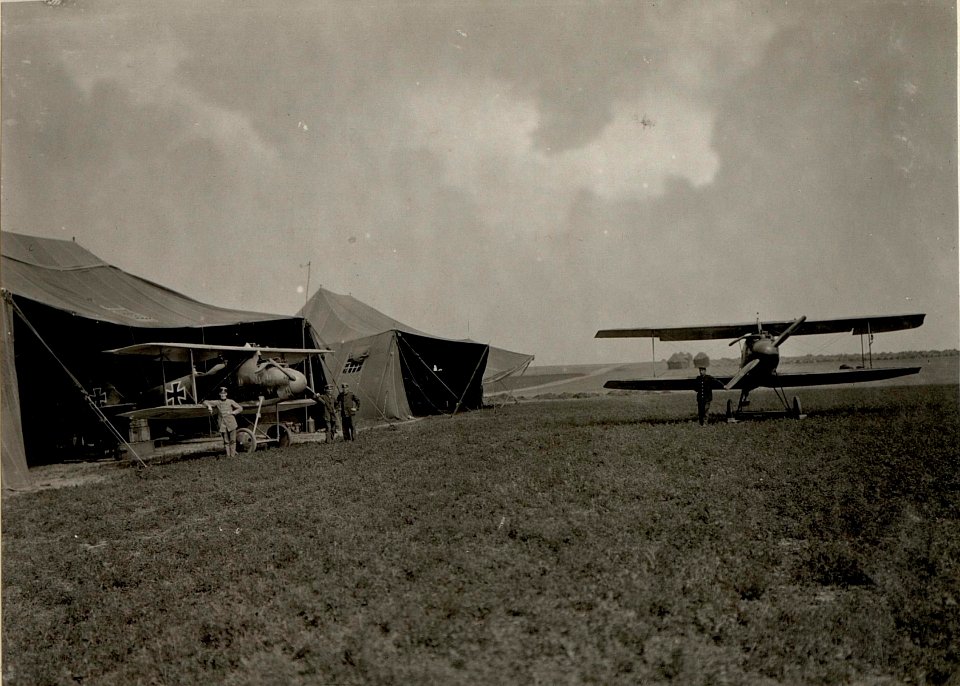 Am Flugplatze. (BildID 15531478)