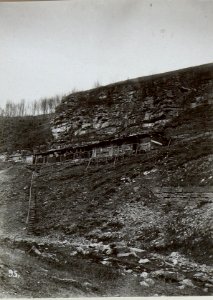 Am Basaltfelsen gebaute Unterstände einer Infanterie-Geschützabteilung (BildID 15651862)