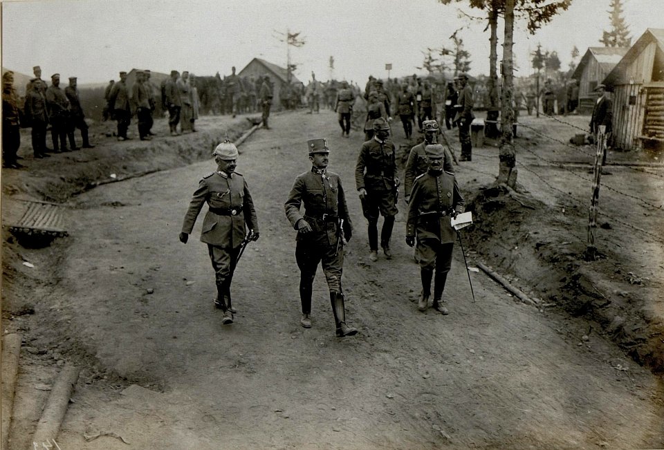 Am Prislopsattel am 11.9.1916 mit den Generälen Conta und Burckhardt vom Koprs Conta (BildID 15550272)