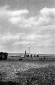 Am Rande der Börde Mitten im Ackerland zaubert die Kohle die Industrie hervor (Im Hintergrund der die Harzmulde abschließende Hakel)