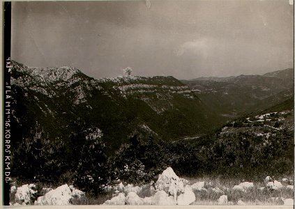 Am Jahrestage der italienischen Kriegserklärung an Österreich-Ungarn beschießt unsere schwere Artillerie den von den Italienern besetzten Steilabfall des Monte Sabotino. Explosion einer Granate (30.5 (BildID 15732740)