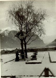 Am Soldatenfriedhof in Oberdrauburg. Im Hintergrund der Hochstadl, rechts das Tierler-Tor (BildID 15464123)