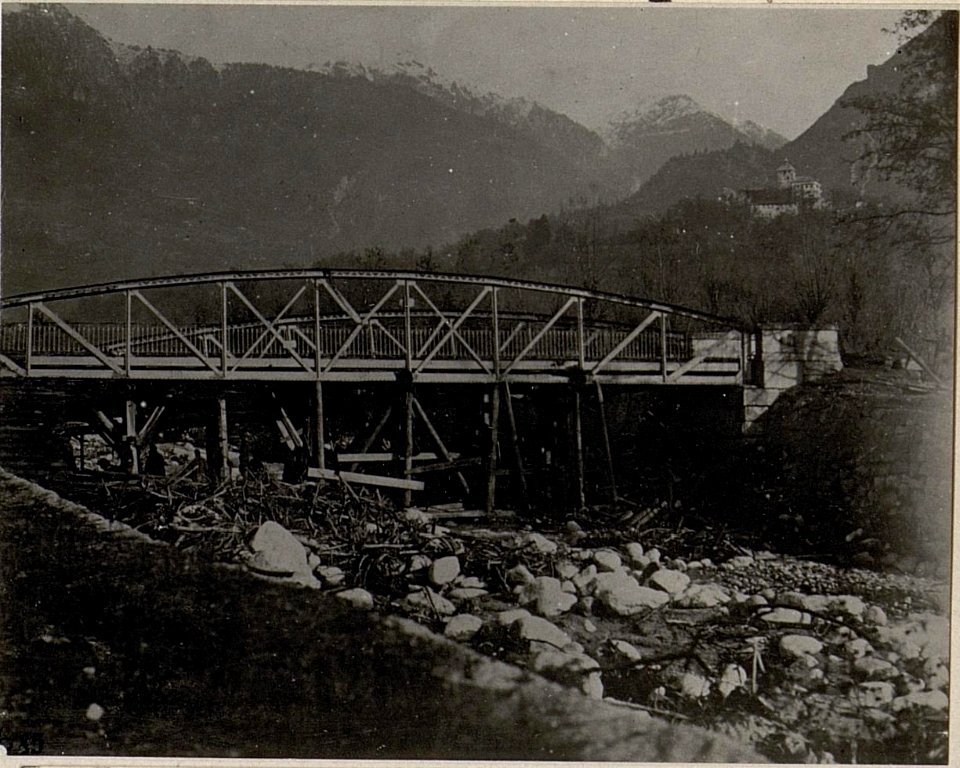 Am Torrente Chiepina, Valsugana. Gesprengte Straßenbrücke. (BildID 15635143)