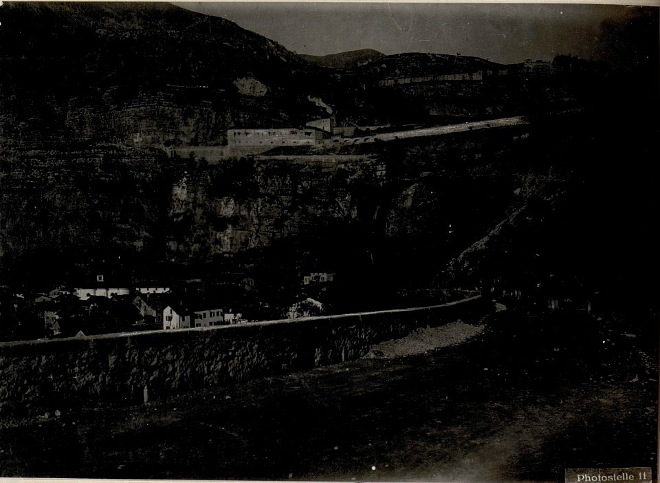 Am Wege zur Talsperre Primolano. 30.5cm Mörser, Batterie am Vormarsch im Suganatal. (BildID 15635374)