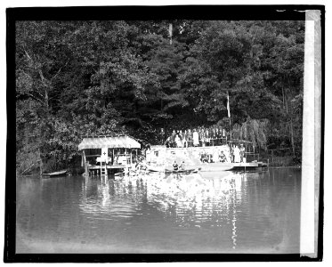 Am. Red Cross houseboat LCCN2016828732