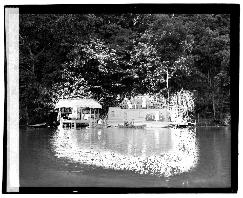 Am. Red Cross houseboat LCCN2016828731