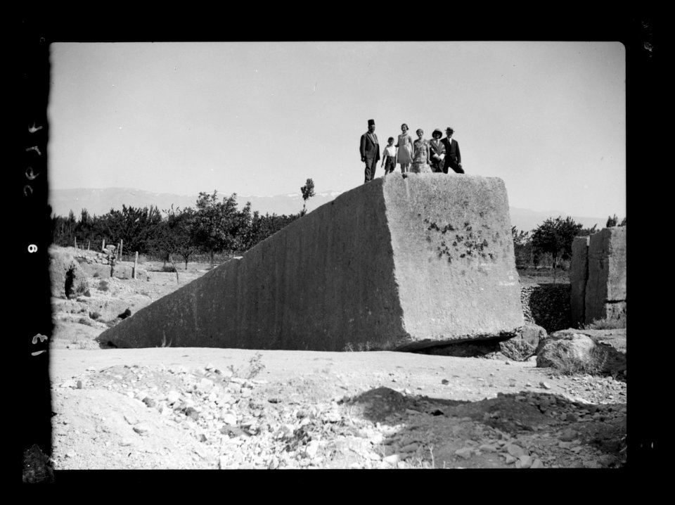 Baalbek. 'Heliopolis.' Hagar el Hubla. The great stone in the grand quarry weighing 1000 tons LOC matpc.15481