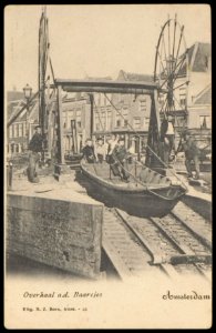 Baarsjes, nu Kostverlorenvaart met de overhaal naar de Overtoom. Uitgave N.J. Boon, Amsterdam photo