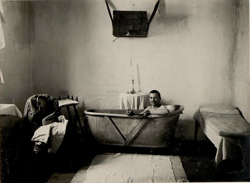 Bad eines Feldspitals. Ostrozec. 28. XI. 1915. (BildID 15540951)
