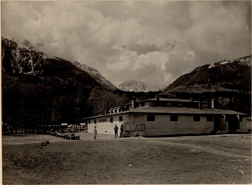 Bad Mauthen, Militärbad elektrisch beleuchtet vom Elektrozug 131-4 Ka, aufgenommen am 30. April 1916 (BildID 15473801)