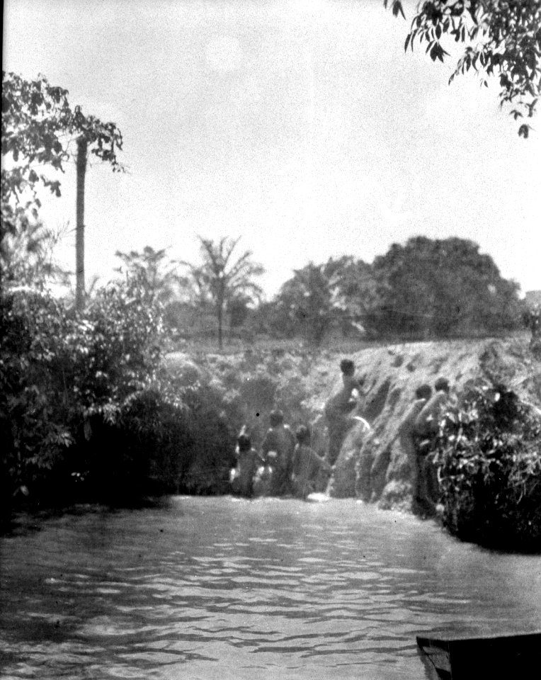 Badande pojkar. Lokal, Missionsstn. Cavina, nära Rio Beni, Bolivia. Cavinas - SMVK - 005008