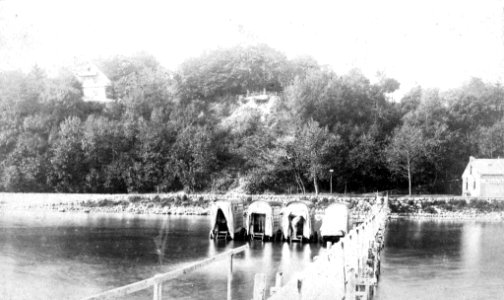 Baden vom Badekarren aus im flachen Wasser (Kiel 73.850)