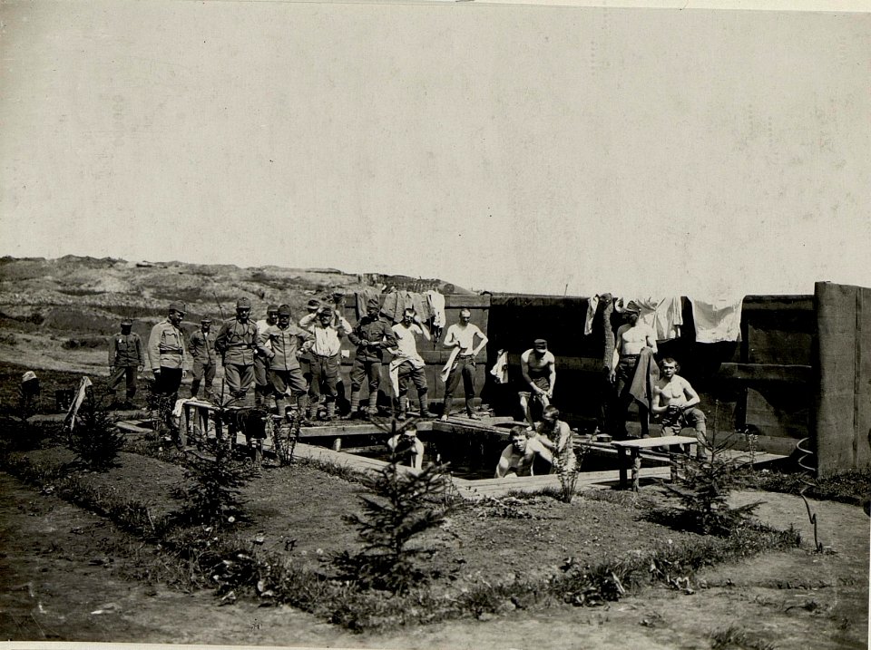 Badeanstalt in einer Kompaniestellung des Infanterieregimentes 35, zweite Mulde des Abschnitts Pokopivna, aufgenommen am 2. Juni 1916 (BildID 15541939)