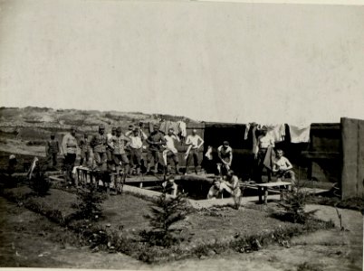 Badeanstalt in einer Kompaniestellung des Infanterieregimentes 35, zweite Mulde des Abschnitts Pokopivna, aufgenommen am 2. Juni 1916 (BildID 15541939)