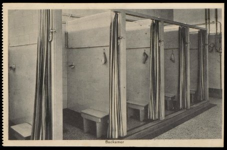 Badkamer van het rooms katholieke Maagdenhuis Spui 21. Uitgave Brinio, Rotterdam, Afb PBKD00354000032