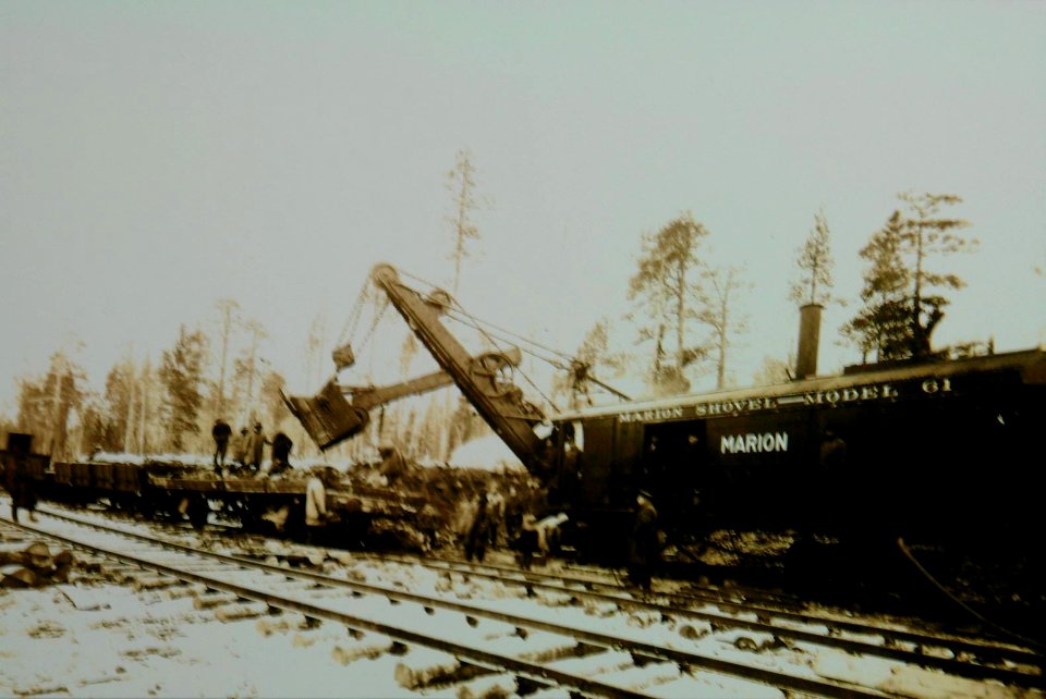 Bagger der amerikanischen Firma Marion beim Bau der Murmanbahn, 1916