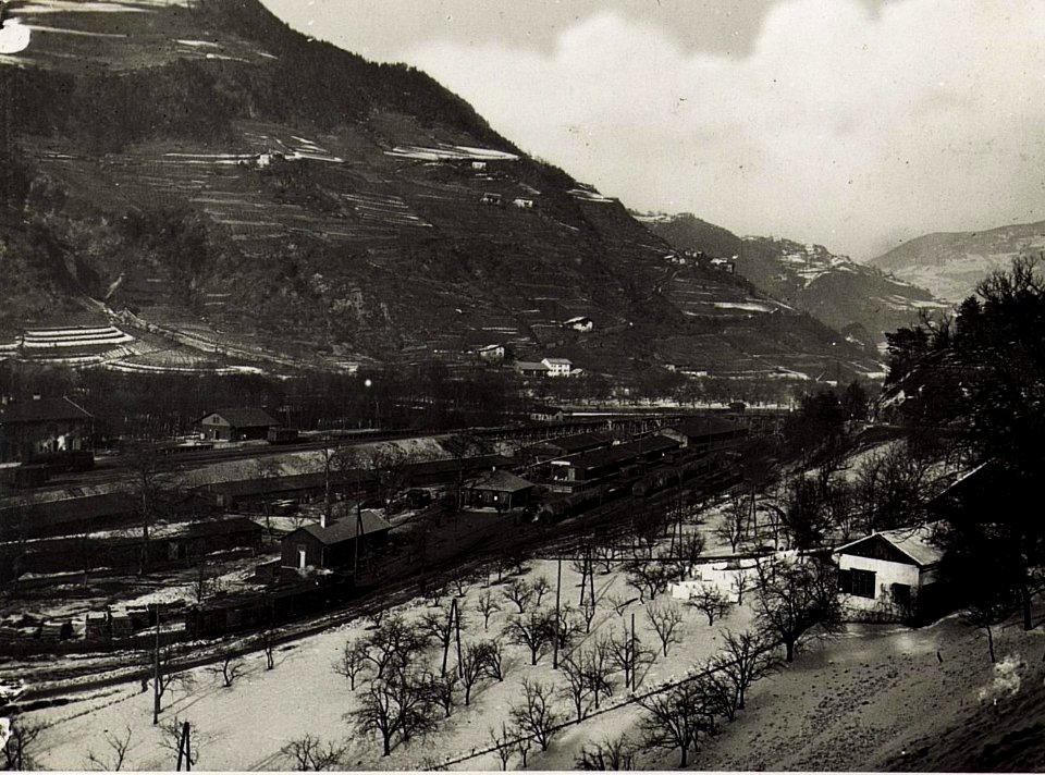 Bahnhof Klausen von km 1,1 aus, links die Südbahn. (BildID 15574752)