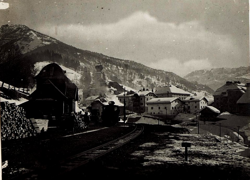 Bahnhof St.Ulrich km 20,0 bahnaufwärts mit Sellagruppe. (BildID 15574906)