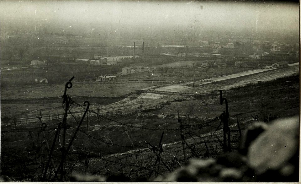Bahnhof von Monfalcone mit Feindesstellungen von Kote 85, in der Schützenstellung aufgenommen, 16.3.1916. (BildID 15594130)