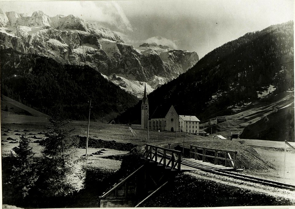Bahnstrecke Wolkenstein - Gröden, Blick gegen Sellajoch. (BildID 15429202)