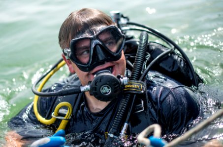 Bahrain ATFP dive 130415-N-PX130-064