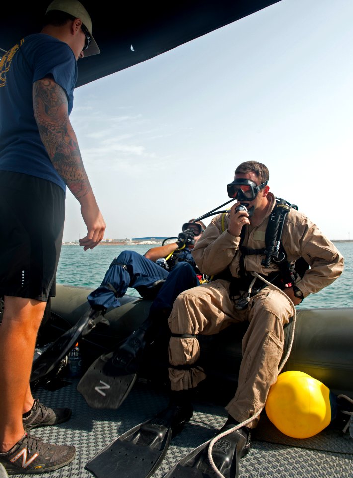 Bahrain dive operations 121022-N-GG400-018